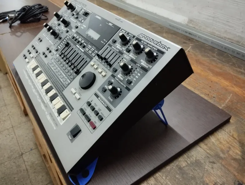 Pack Roland MC-505 + cables (nuevos) + soportes. afbeelding 5