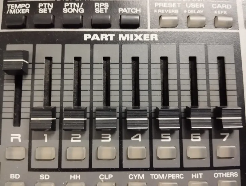 Pack Roland MC-505 + cables (nuevos) + soportes. afbeelding 7