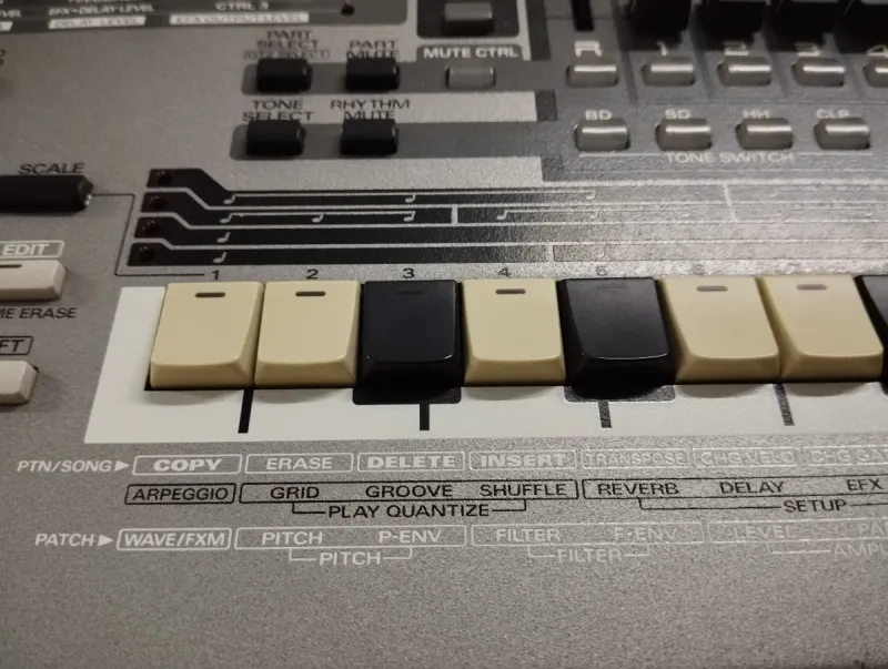 Pack Roland MC-505 + cables (nuevos) + soportes. afbeelding 8