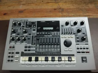 Roland MC-505 (Groovebox).