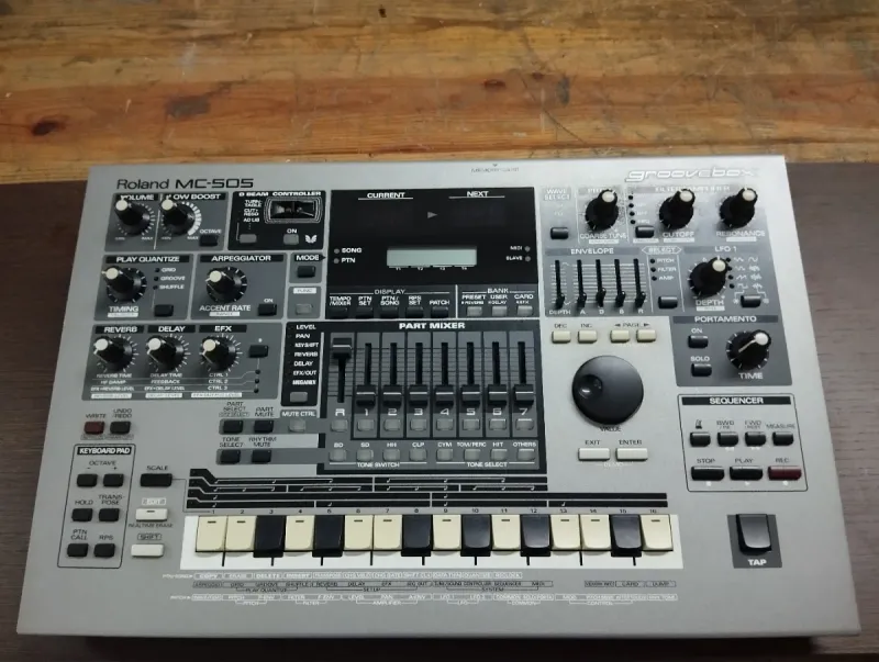 Pack Roland MC-505 + cables (nuevos) + soportes. afbeelding 9