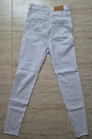 Pantalón vaquero blanco roto