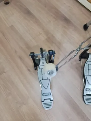 Pie hi hat y pedal bombo percusión