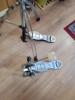 Pie hi hat y pedal bombo percusión