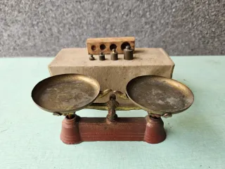 Balanza de juguete antigua