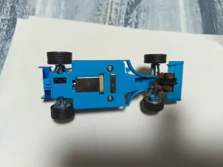 Coche de carreras Scalextric azul y amarillo