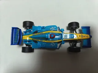 Coche de carreras Scalextric azul y amarillo