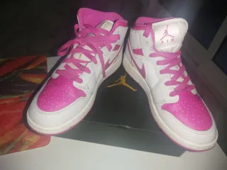 Zapatillas Air Jordan Blancas y Rosas