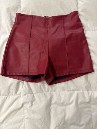 Shorts de cuero rojo