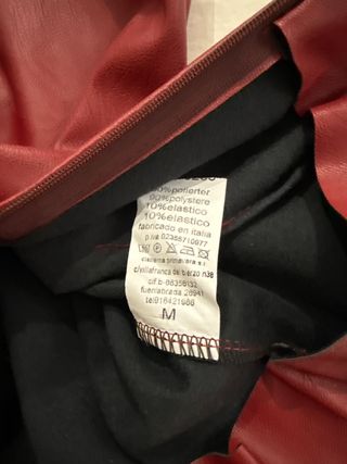 Shorts de cuero rojo