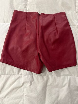 Shorts de cuero rojo