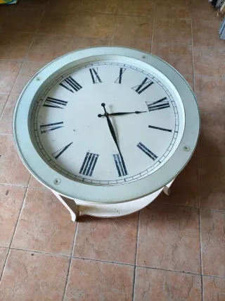 Tavolino rotondo con orologio