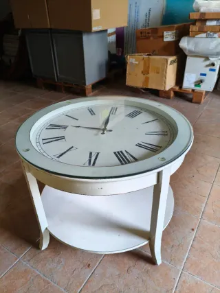Tavolino rotondo con orologio