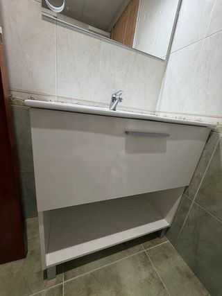 Mueble de baño blanco y gris