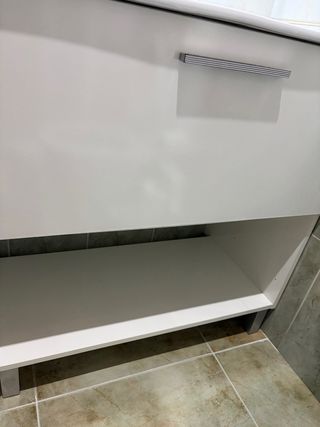 Mueble de baño blanco y gris