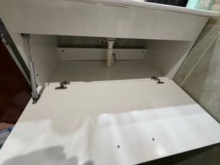 Mueble de baño blanco y gris