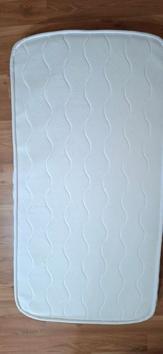 Cuna de madera para bebé