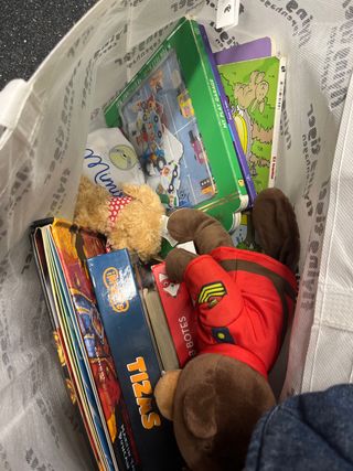 Regalo libros, peluches y juegos niños