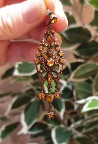 Pendientes largos con ámbar y estrellas