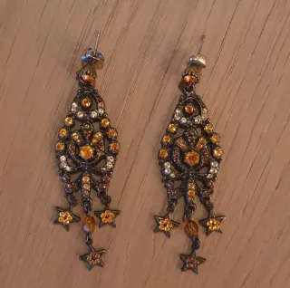 Pendientes largos con ámbar y estrellas