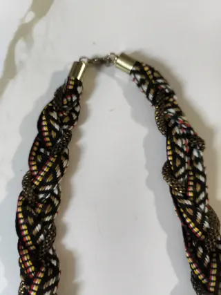 Collar tela trenzada con cadena