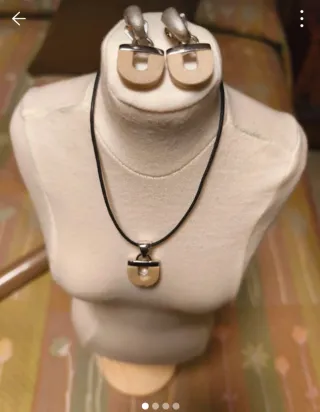 Conjunto collar y pendientes beige y plata