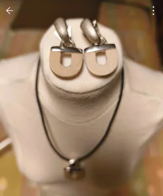 Conjunto collar y pendientes beige y plata