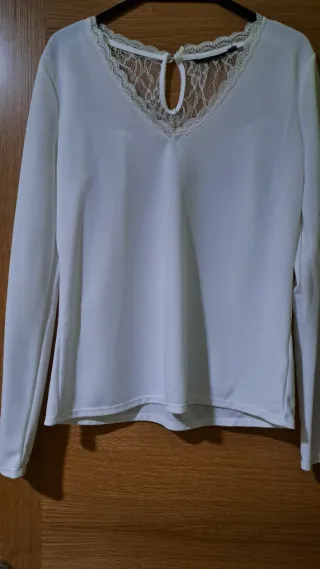 Blusa blanca manga larga con encaje