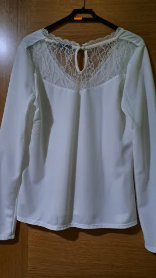 Blusa blanca manga larga con encaje