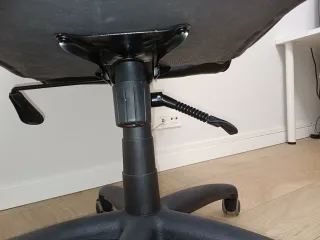 Silla de oficina ergonómica negra