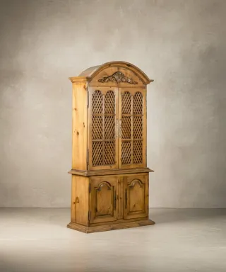 Alacena rústica de pino con puertas de celosía