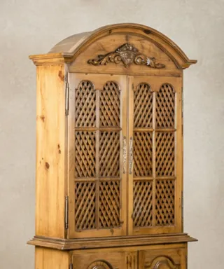 Alacena rústica de pino con puertas de celosía