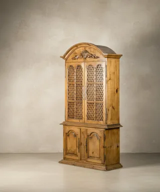 Alacena rústica de pino con puertas de celosía