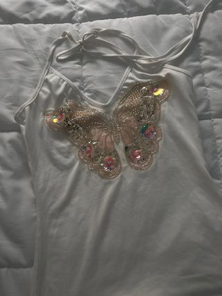 Top blanco con mariposa
