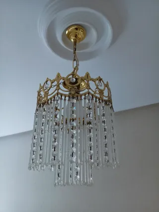 Lámpara de techo dorada con cristales