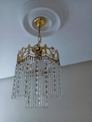 Lámpara de techo dorada con cristales