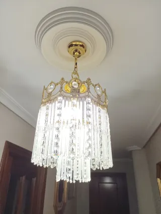 Lámpara de techo dorada con cristales