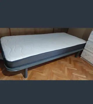 Colchón con somier individual.