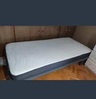 Colchón con somier individual.