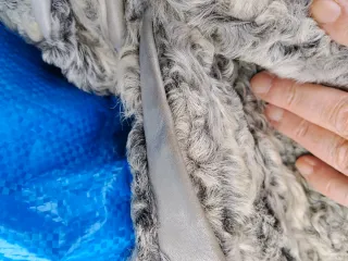 Chaquetón gris de cuero y astracán