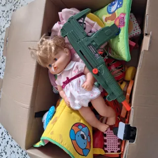 Bicicleta infantil blanca con herramienta