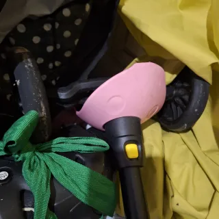 Bicicleta infantil blanca con herramienta