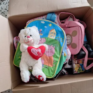 Bicicleta infantil blanca con herramienta