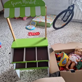Bicicleta infantil blanca con herramienta