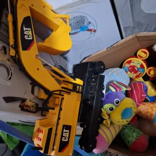 Bicicleta infantil blanca con herramienta