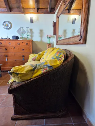 Sofá de mimbre y asientos de pluma.