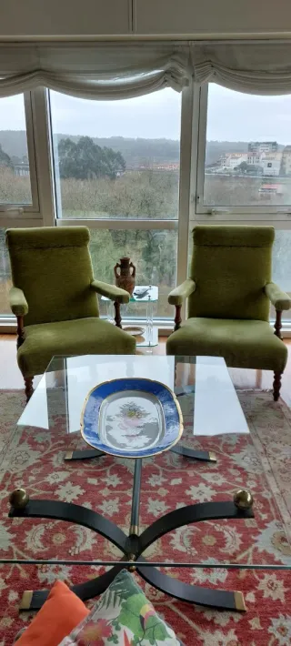 Butacas de madera tapizadas verdes