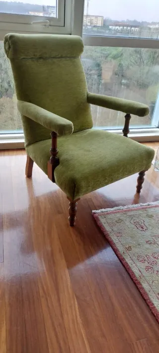 Butacas de madera tapizadas verdes