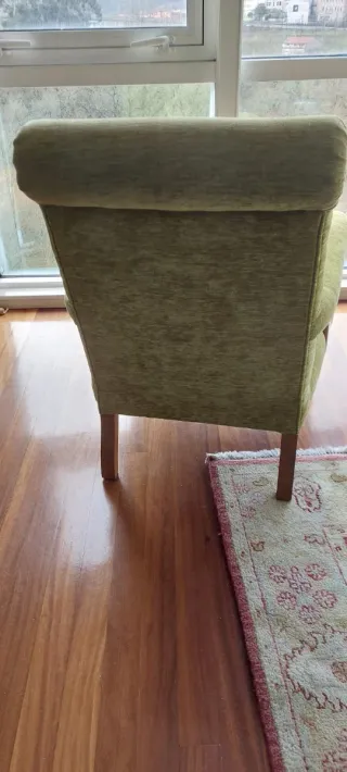 Butacas de madera tapizadas verdes