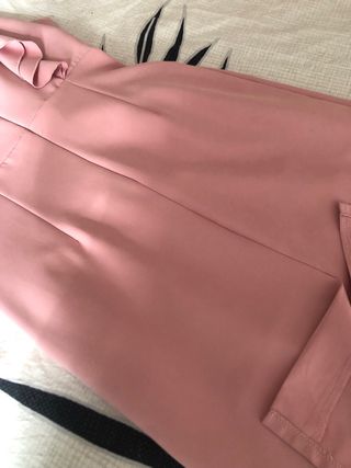 Vestido de fiesta rosa con volantes